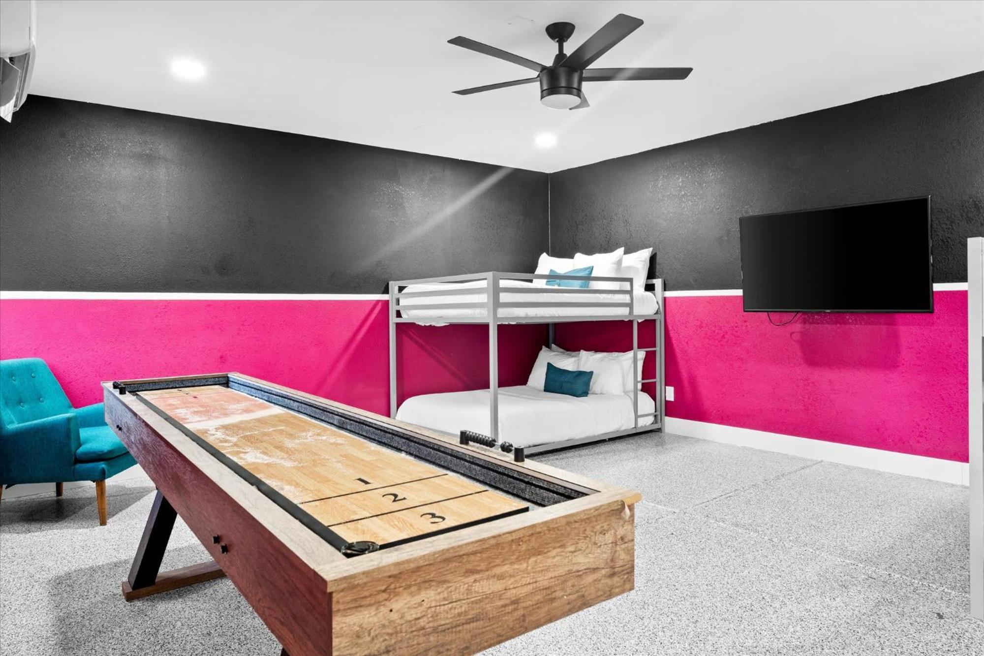 צ'נדלר Mini Golf Fire Pit Pool Game Room מראה חיצוני תמונה